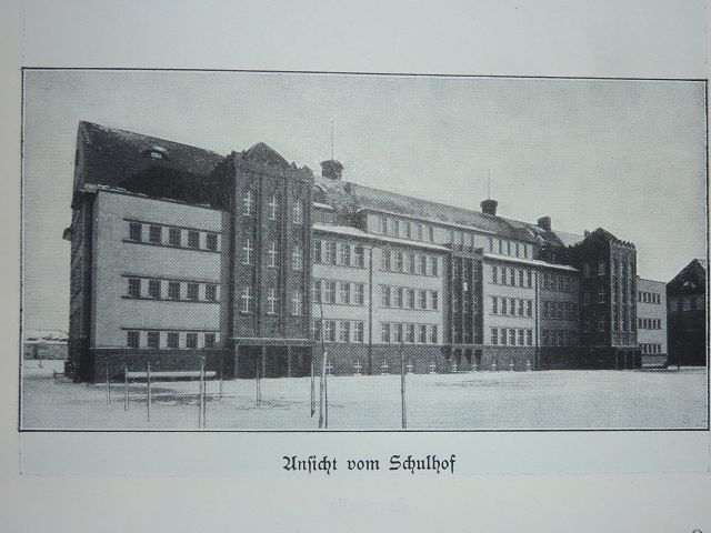 Schule Ansicht Schulhof